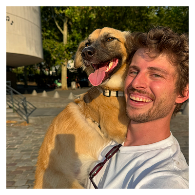 Camille, fondateur de Toutou Crew, en balade avec son chien roumain Maya