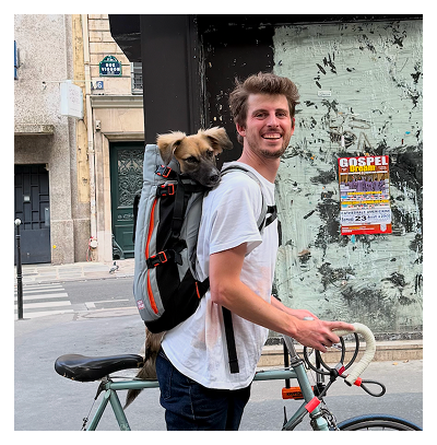 Camille en balade à vélo avec son chien Maya dans son sac à dos